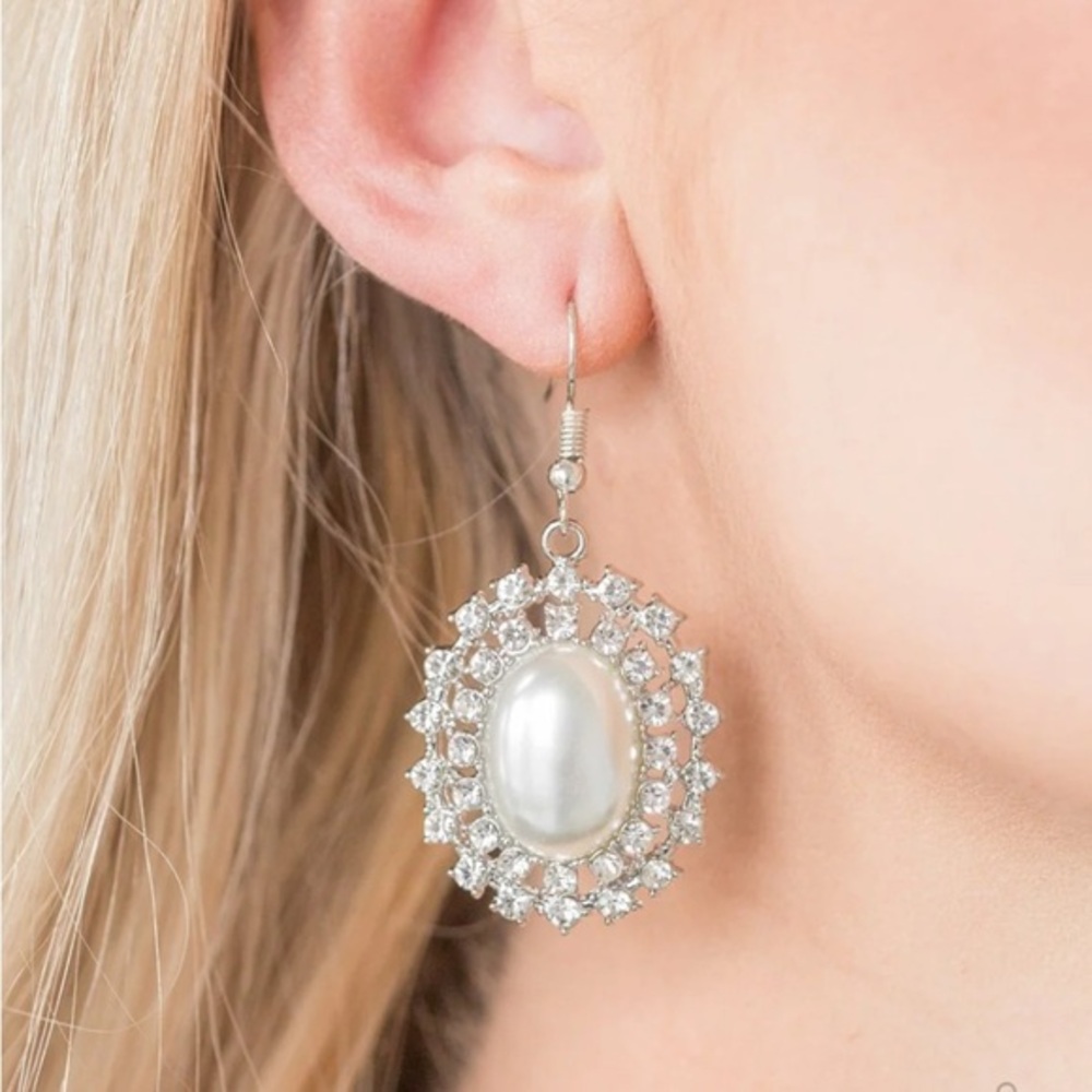 🫶🏻 Paparazzi Mega Movie Star White Earrings